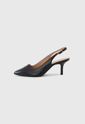 Schwarzer Slingback-Absatz aus Leder mit spitzer Spitze und verstellbarem Schnallenriemen auf einfarbig grauem Hintergrund.