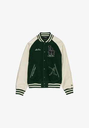 Grønn og kremfarget varsity-jakke med ribbestrikket krage og mansjetter, med brodert LA-logo, hvite detaljer og et grafisk motiv av en baseballspiller.
