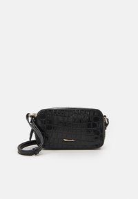 Borsa a tracolla nera in finta pelle lucida con texture a coccodrillo. Caratterizzata da una tracolla removibile e una chiusura con zip. Accenti in hardware dorato.