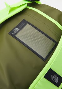 The North Face BASE CAMP DUFFEL S UNISEX - Ranac - forest olive/safety green-tnf black