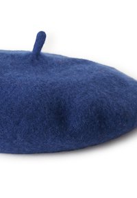 Vlněný baret v tmavě modré barvě, kulatého tvaru s jemným, texturovaným povrchem. Obsahuje malý horní smyčku pro stylizaci. Hladký okraj s mírnou tloušťkou.
