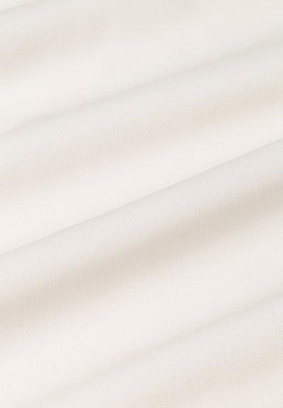 Λεία λευκή ύφανση με απαλά πτυχώσεις και μαλακή υφή, που δείχνει λεπτές λεπτομέρειες ύφανσης.