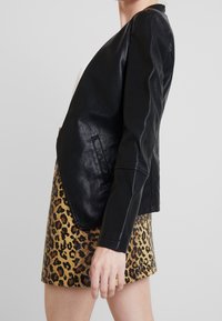 KIOMI Jacka i konstläder - black