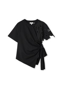 Camiseta negra con un cuerpo de algodón sólido, panel de encaje floral en una manga, detalle anudado en la cintura y mangas cortas.