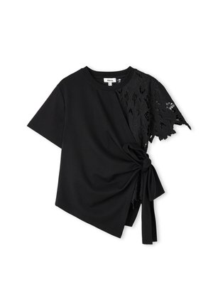Camiseta negra con un cuerpo de algodón sólido, panel de encaje floral en una manga, detalle anudado en la cintura y mangas cortas.
