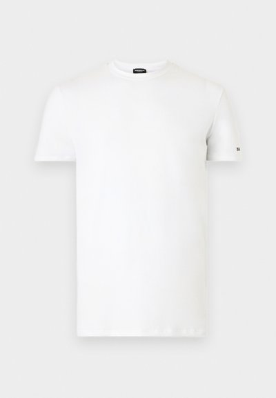 Λευκό κοντομάνικο T-shirt με στρογγυλή λαιμόκοψη, με μικρό μαύρο λογότυπο στο αριστερό μανίκι και μαύρη ετικέτα μέσα στον γιακά.