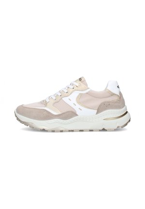 Sneaker beige e bianco a taglio basso con pannelli in suede e mesh, lacci bianchi, suola spessa e testurizzata, e dettaglio dorato vicino al tallone.