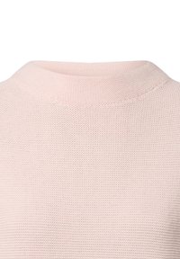Helles rosa Strickpullover mit hohem Kragen und strukturiertem Stoff. Das Muster ist einheitlich, mit sauberen Abschlüssen an den Kanten.