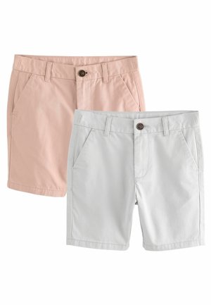 Zwei Shorts, eine hellrosa und eine hellgraue, beide mit Fronttaschen, Gürtelschlaufen und Knopfverschlüssen.