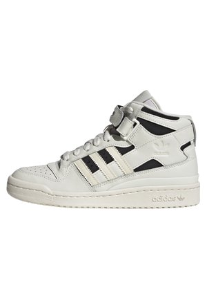 Biały wysokotopowy sneaker Adidas z czarnymi paskami, sznurowaniem z przodu i paskiem na kostce na białym tle.