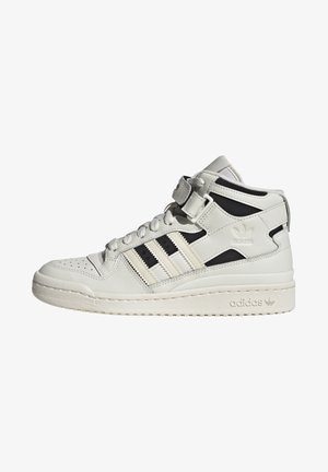 Biały wysokotopowy sneaker Adidas z czarnymi paskami, sznurowaniem z przodu i paskiem na kostce na białym tle.