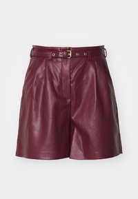 Högmidjade bordeaux lädershorts med matchande bälte som har gyllene öglor och spänne, frontveck och sidofickor.
