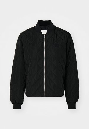 Giacca bomber nera trapuntata con zip frontale, polsini e colletto a coste, caratterizzata da un motivo a diamante testurizzato e una piccola patch con logo.