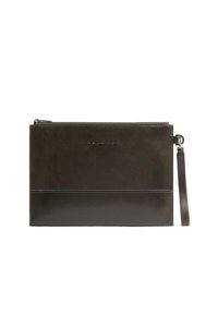 Donkergroene leren clutch met een gladde textuur, ritssluiting en een afneembare polsband. Voorzien van een merklogo en een minimalistisch ontwerp.
