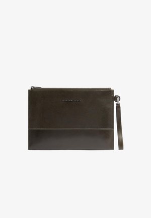 Pochette in pelle verde scuro con una texture liscia, chiusura con zip e cinturino da polso removibile. Presenta un logo del marchio e un design minimalista.