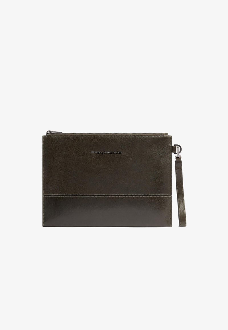 Donkergroene leren clutch met een gladde textuur, ritssluiting en een afneembare polsband. Voorzien van een merklogo en een minimalistisch ontwerp.