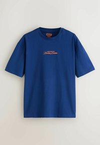 Blå kortærmet T-shirt med orange tekst "Legendes Van House Muziek" centreret på brystet, med rund halsudskæring og afslappet pasform.