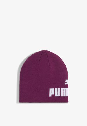 Lilla strikket hue med hvid Puma-logo og tekst nederst til højre, ensfarvet baggrund.