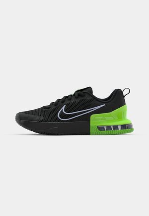 Pantofii sport negri cu suprafață din plasă, având o talpă verde și neagră cu amortizare cu aer și un logo alb Nike swoosh.