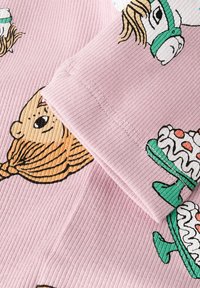 Rosa ribbet stoff med trykte motiver av en jente med flette og dekorerte kaker, med grønne og hvite aksenter.