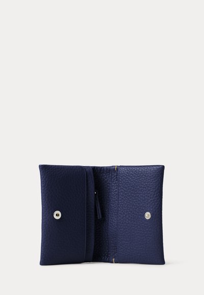 Cartera de cuero texturizado azul marino abierta, mostrando dos botones de presión y un compartimento con cremallera en el interior sobre un fondo blanco.