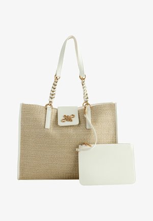 Tkaná béžová taška přes rameno s bílými koženými prvky, zlatým kováním a odnímatelnou bílou kapsou. Má zapletené detaily popruhu na rameno.