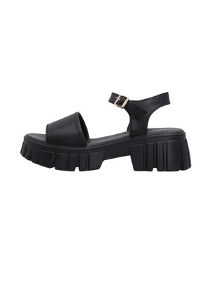 Sort læder chunky platform sandal med bred frontrem, ankelrem med guldlås og tekstureret rullesål.