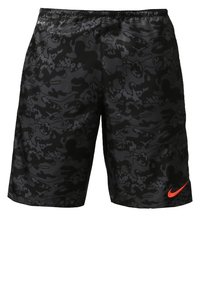 Shorts de sport camouflage noir et gris foncé avec taille élastique et petit logo Nike Swoosh orange vif sur la partie inférieure de la jambe droite.