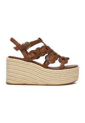 Brązowa pleciona skórzana sandałka na koturnie z paskiem wokół kostki i grubą beżową podeszwą z liny.