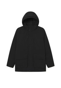 Parka impermeable negra con capucha, que presenta un cierre frontal con cremallera, dos grandes bolsillos frontales y un diseño simple y minimalista.