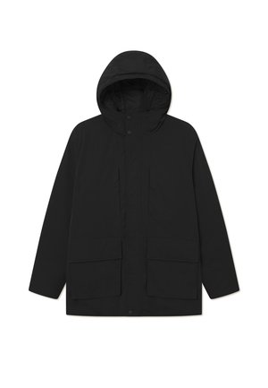Parka nera impermeabile con cappuccio, dotata di chiusura frontale con cerniera, due grandi tasche frontali e un design semplice e minimale.