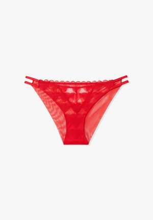 Roter Spitzenbikini mit transparenten Einsätzen, gewellten Kanten und doppelten Trägerdetails an den Seiten. Weiche Textur mit figurbetonter Passform.