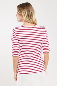 Rood-witte gestreepte shirt met driekwartmouwen, ronde hals, gemaakt van zacht materiaal. Bevat een klein logo op de mouw.