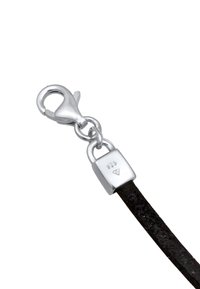 Zilveren kreeftsluiting en rechthoekig metalen label gemarkeerd "925" bevestigd aan een zwarte textuur leren strap.