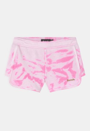 Calções em tie-dye rosa feitos de tecido suave, com um logótipo dourado, cintura elástica e costura em contraste ao longo da bainha e dos bolsos.