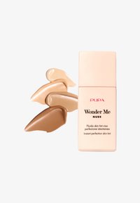 Pupa Wonder Me Nude skin tint w prostokątnym, jasnoróżowym opakowaniu obok trzech beżowo-brązowych próbek produktu. Kremowa tekstura z delikatnym połyskiem.