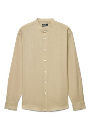 Beiges Langarmhemd mit Stehkragen und weißen Knöpfen vorne, mit der Aufschrift "Calliope Comfort Fit".