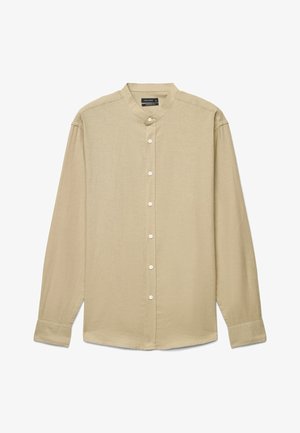 Chemise beige à manches longues avec col mandarin et boutons blancs sur le devant, étiquetée "Calliope Comfort Fit".