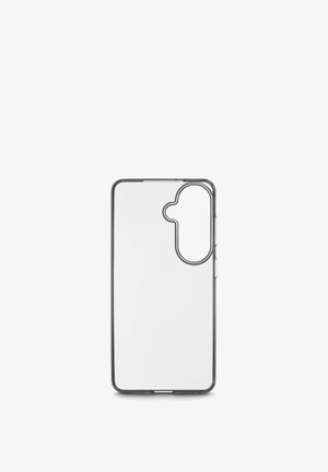 Transparente Smartphone-Hülle mit großem Ausschnitt für die Kamera und Seitentasten, dargestellt vor weißem Hintergrund.