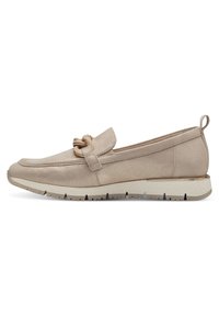 Mocassins en suedine beige avec un bout arrondi, détail de nœud décoratif et semelle en caoutchouc blanche avec des accents texturés. Design minimaliste.