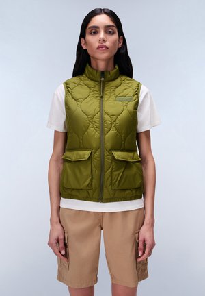 Groene gewatteerde vest met hoge kraag, ritssluiting aan de voorkant en twee opgestikte zakken. Gepaard met een wit shirt en beige shorts. Gladde textuur.