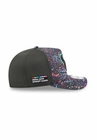 Casquette noire avec un design de peinture éclaboussée dans des couleurs vives. Comprend un patch de marque avec l'inscription "CRUCIAL CATCH INTERCEPT CANCER."