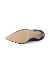Marineblauwe hoge hak met een spitse neus, een bovenwerk van glad leer en een gestructureerde beige zool. Inclusief een lichte plateau onder de teen.