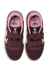 Burgundyröda sammetsliknande sneakers med två kardborreband, vita detaljer och perforerat tåparti. Rosa foder och mönstrad innersula med varumärkesdetaljer.