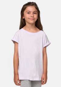 T-shirt in cotone di un delicato viola chiaro con maniche arrotolate, vestibilità rilassata e una scollatura ampia. Texture liscia, design minimale, adatta per un look informale.