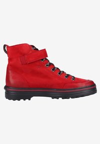 Rote Leder-Ankleboots mit strukturiertem Finish, Metallösen, schwarzen Schnürsenkeln, verstellbarem Riemen und robuster schwarzer Sohle.