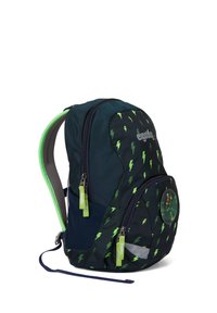 Dunkelblauer Rucksack mit grünen Blitzmustern, mit Reißverschlüssen, gepolsterten Tragegurten und einem runden reflektierenden Akzent.