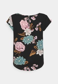 Blouse noire à manches courtes avec fermeture éclair frontale et grands motifs floraux en rose, bleu, blanc et feuilles marron.