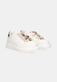 Zapatillas de cuero blancas con suela elevada, que presentan cordones de satén rosa decorados con gemas y un acento texturizado en el talón.