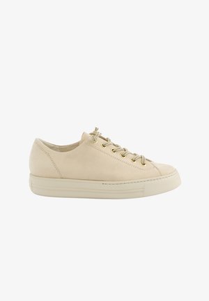 Beige Low-Top-Sneaker mit runder Spitze, beigen Schnürsenkeln durch goldene Ösen und einer dicken beigen Gummisohle.
